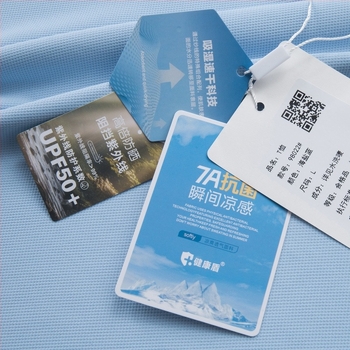 Tricou polo, mâneci scurte, croială mulată, finisaj spălat, amestec poliester 91–95%, fibre sintetice