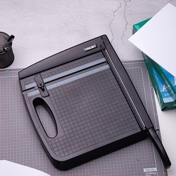 Deli 8051A Tăietor de hârtie A4 – portabil, corp din plastic, model 8051A, dimensiune maximă de tăiere A4