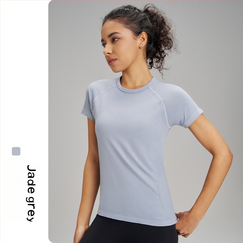 Tricou de yoga pentru exterior pentru femei: respirabil, foarte elastic și uscare rapidă; material din amestec de fibre chimice; compoziție: 63% nylon + 37% poliester; mânecă scurtă; croială slim; lungime până la șold; pentru femei.