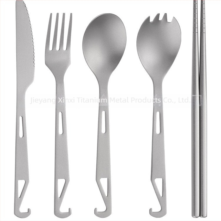 Unelte de camping: lingură 4 în 1 pentru supă, lingură pentru salată, furculiță pentru tort și fructe cu deschizător de sticle; titan pur, design modern minimalist, portabil