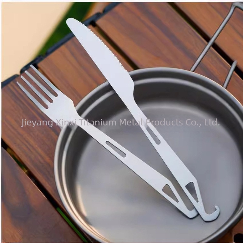 Unelte de camping: lingură 4 în 1 pentru supă, lingură pentru salată, furculiță pentru tort și fructe cu deschizător de sticle; titan pur, design modern minimalist, portabil