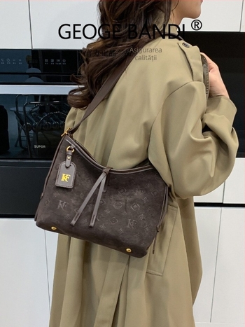 Geantă Tote în stil urban simplu, din super fibră; formă orizontală pătrată; închidere cu fermoar; căptușeală poliester; buzunar intern pentru telefon; cu o singură curea de umăr; pentru utilizare zilnică, lansare vara 2025.