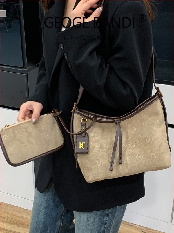 Geantă Tote în stil urban simplu, din super fibră; formă orizontală pătrată; închidere cu fermoar; căptușeală poliester; buzunar intern pentru telefon; cu o singură curea de umăr; pentru utilizare zilnică, lansare vara 2025.