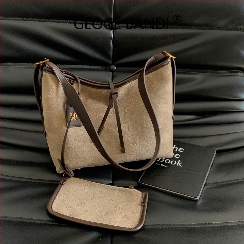 Geantă Tote în stil urban simplu, din super fibră; formă orizontală pătrată; închidere cu fermoar; căptușeală poliester; buzunar intern pentru telefon; cu o singură curea de umăr; pentru utilizare zilnică, lansare vara 2025.