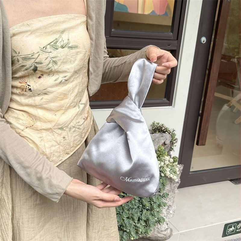 Geantă de încheietură din satin pentru femei, nod, stil urban minimalist, material textil, geantă subraț, formă verticală pătrată, buzunar pentru telefon și buletin