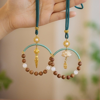 Pandantiv auto din lemn de santal, handmade, stil chinezesc, motiv lotus diamant pentru oglinda retrovizoare