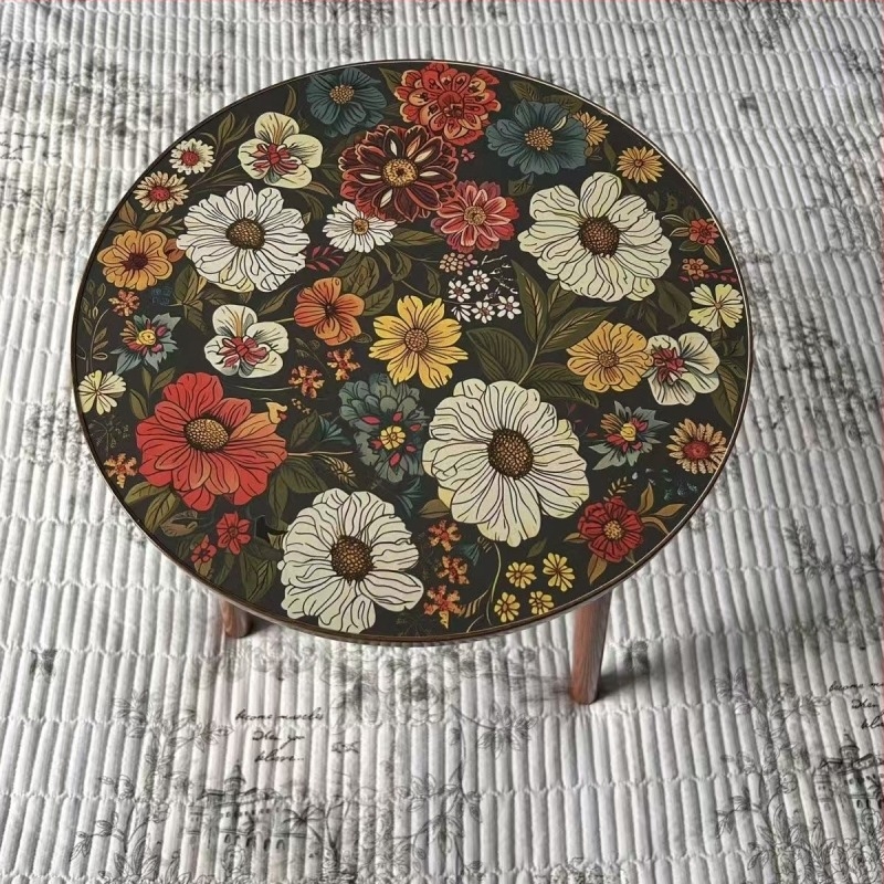Masă de cafea rotundă cu design mandala floral și imprimare în stil american — blat din placi de densitate cu finisaj PVC; ramă din lemn; margini etanșate; asamblare necesară