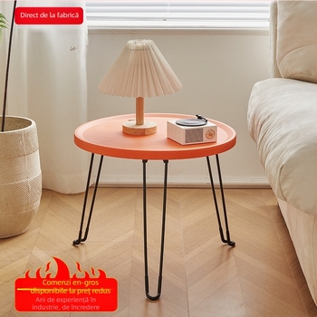 Masă laterală rotundă din plastic, cu cadru metalic, pentru living și dormitor.