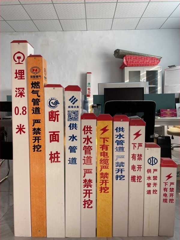 Post FRP de avertizare pentru conducte de gaze și petrol; posturi marcatoare PVC pentru alimentarea cu apă; semne posturi pentru energie și comunicații din ciment; film reflectorizant clasa II; imprimare silkscreen; forme pătrat, rotund, triunghi; personal