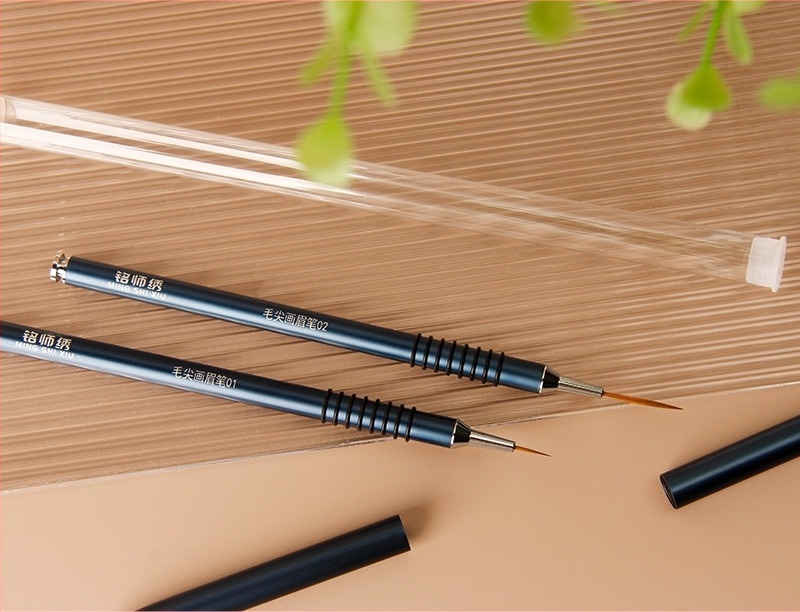 Creion pentru conturarea sprâncenelor, destinat practicii de tatuare – instrument pentru makeup artiști pentru designul sprâncenelor