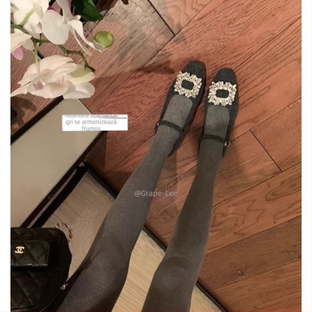 Pantofi Mary Jane cu vârf pătrat, partea superioară din filț, închidere cu cataramă, toc mediu 3–6 cm, talpă din cauciuc