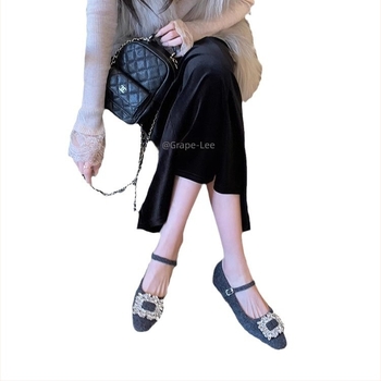 Pantofi Mary Jane cu vârf pătrat, partea superioară din filț, închidere cu cataramă, toc mediu 3–6 cm, talpă din cauciuc