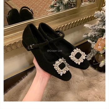 Pantofi Mary Jane cu vârf pătrat, partea superioară din filț, închidere cu cataramă, toc mediu 3–6 cm, talpă din cauciuc