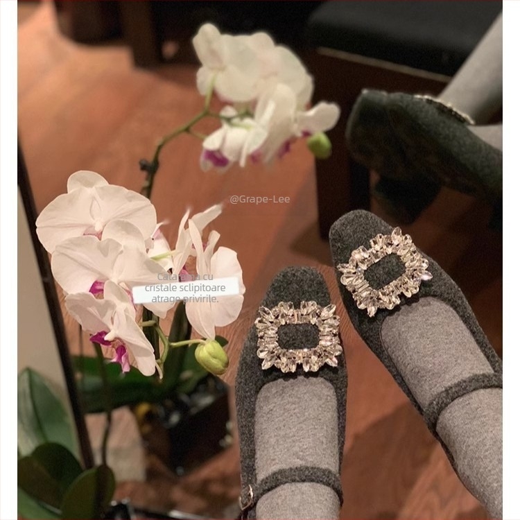 Pantofi Mary Jane cu vârf pătrat, partea superioară din filț, închidere cu cataramă, toc mediu 3–6 cm, talpă din cauciuc