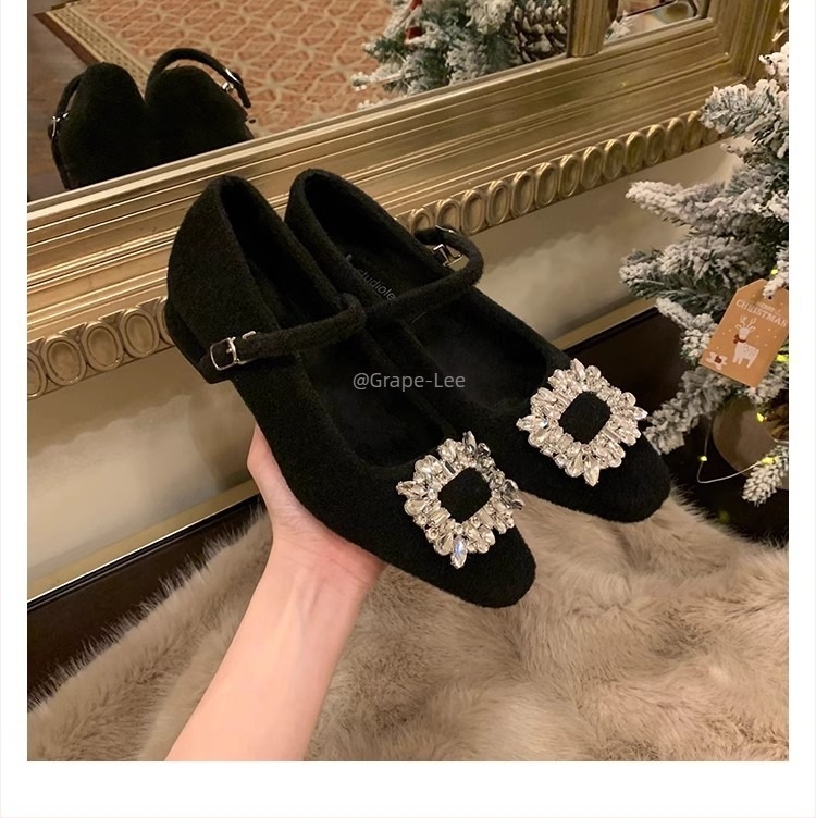 Pantofi Mary Jane cu vârf pătrat, partea superioară din filț, închidere cu cataramă, toc mediu 3–6 cm, talpă din cauciuc