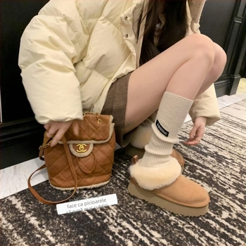 Cizme de iarnă pentru femei, din piele de vită, căptușite cu lână, talpă din cauciuc, talpă groasă, înălțimea tocurilor 3–5 cm, gleznă joasă, fără șireturi, culoare uni.