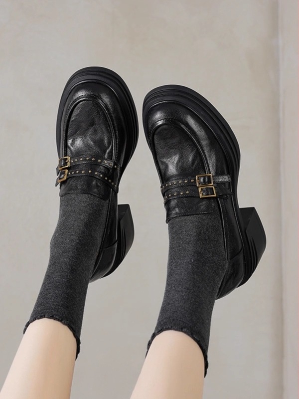 Loafers în stil britanic, cu talpă groasă — încălțăminte fără șireturi din piele de miel, cataramă de curea cu nituri (Exterior: piele de miel; Talpă: cauciuc; Talpă groasă; Închidere: slip-on; Cataramă: nituri)