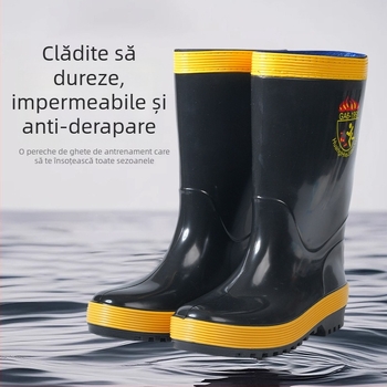 Cizme de ploaie de siguranță, partea superioară din PVC, înălțime medie, vârf rotund, toc 3–5 cm, antiderapante și rezistente la uzură.