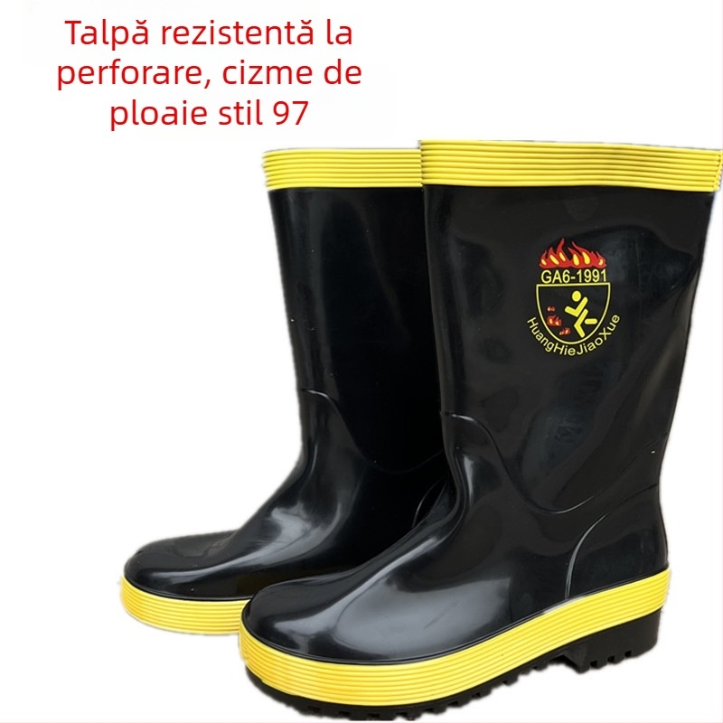 Cizme de ploaie de siguranță, partea superioară din PVC, înălțime medie, vârf rotund, toc 3–5 cm, antiderapante și rezistente la uzură.