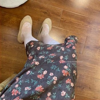 Rochie din corduroy cu imprimeu floral, talie înaltă, mâneci lungi și fustă lungă.