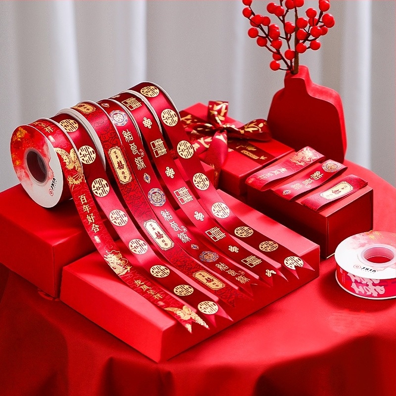 Panglică satinată de nuntă cu motiv de fericire dublă (Poliester; Brand Fei Xun Fei; Categorie: Recuzită pentru decorarea spațiului; Potrivit pentru: Sărbătoare de nuntă)
