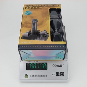 Set 6-în-1 de tuns păr electric, cu rasă și trimmer pentru nas; motor cu perii; lame din oțel inox; baterie încorporată 800–1000 mAh; autonomie 1–3 h; cap de tăiere detașabil și lavabil