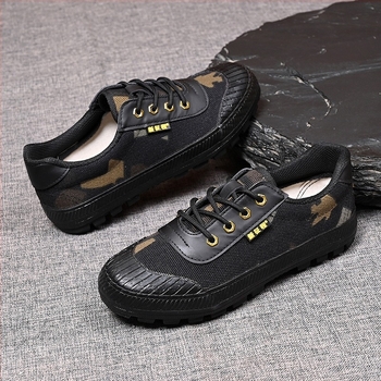 Pantofi sport camuflați din pânză – respirabili, impermeabili, antiderapanti, rezistenți; talpă din cauciuc; gleznă joasă; vârf rotund