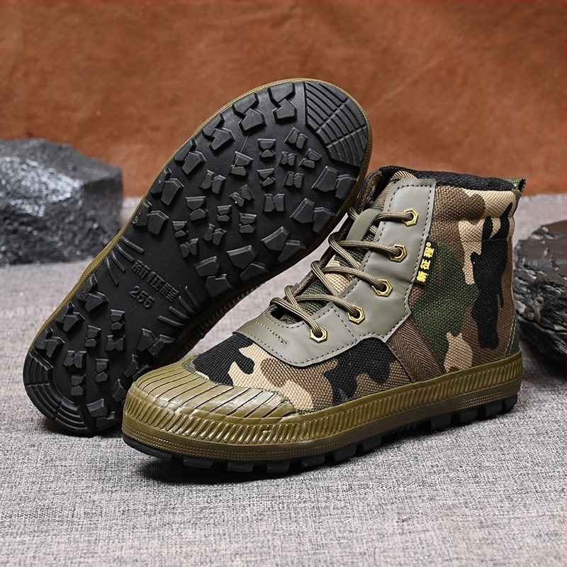 Pantofi sport camuflați din pânză – respirabili, impermeabili, antiderapanti, rezistenți; talpă din cauciuc; gleznă joasă; vârf rotund
