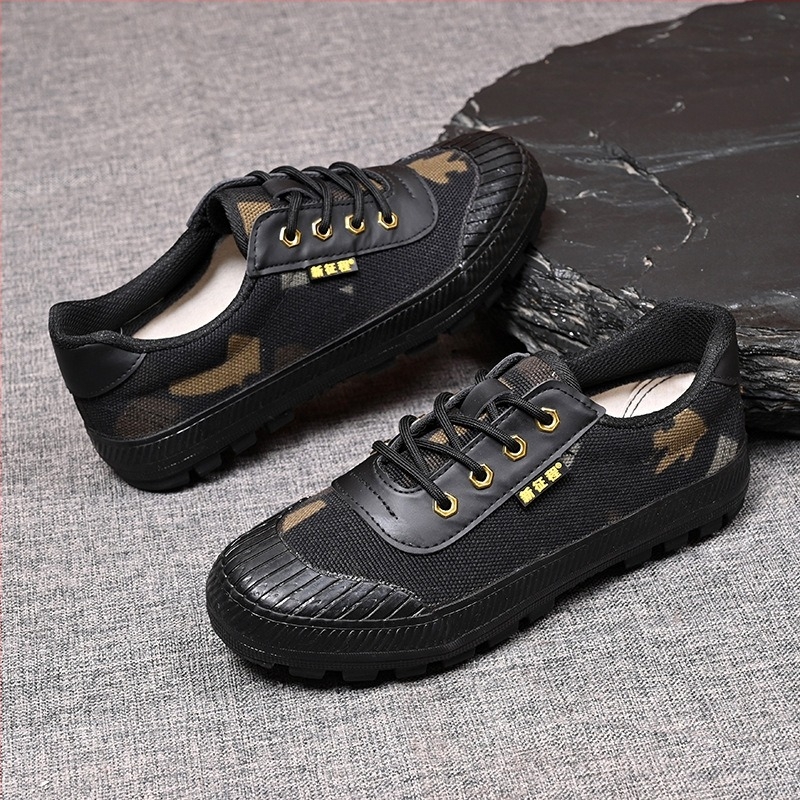 Pantofi sport camuflați din pânză – respirabili, impermeabili, antiderapanti, rezistenți; talpă din cauciuc; gleznă joasă; vârf rotund