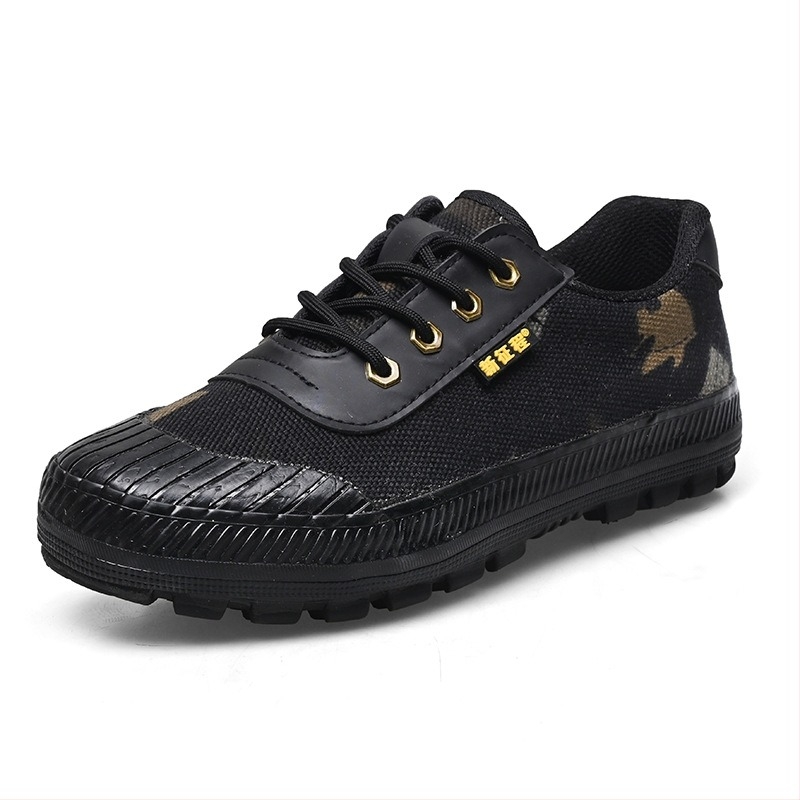 Pantofi sport camuflați din pânză – respirabili, impermeabili, antiderapanti, rezistenți; talpă din cauciuc; gleznă joasă; vârf rotund