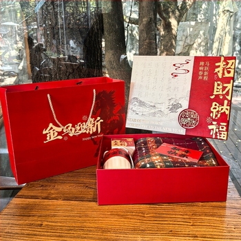 Set cadou în cutie cu termos și eșarfă | Stil festiv chinezesc, Anul Calului | Material: hârtie acoperită + carton gri; Brand: Keyan; Confecționare: imprimare + ștampilare cu fier cald; Tip cutie: Cutie cadou norocoasă; Include geantă de întâmpinare cu des
