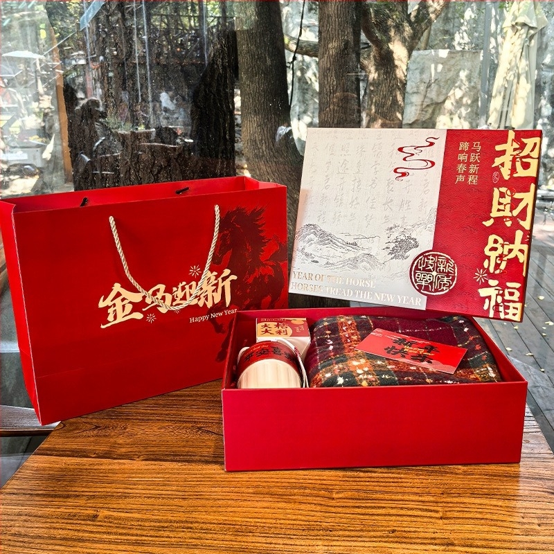 Set cadou în cutie cu termos și eșarfă | Stil festiv chinezesc, Anul Calului | Material: hârtie acoperită + carton gri; Brand: Keyan; Confecționare: imprimare + ștampilare cu fier cald; Tip cutie: Cutie cadou norocoasă; Include geantă de întâmpinare cu des