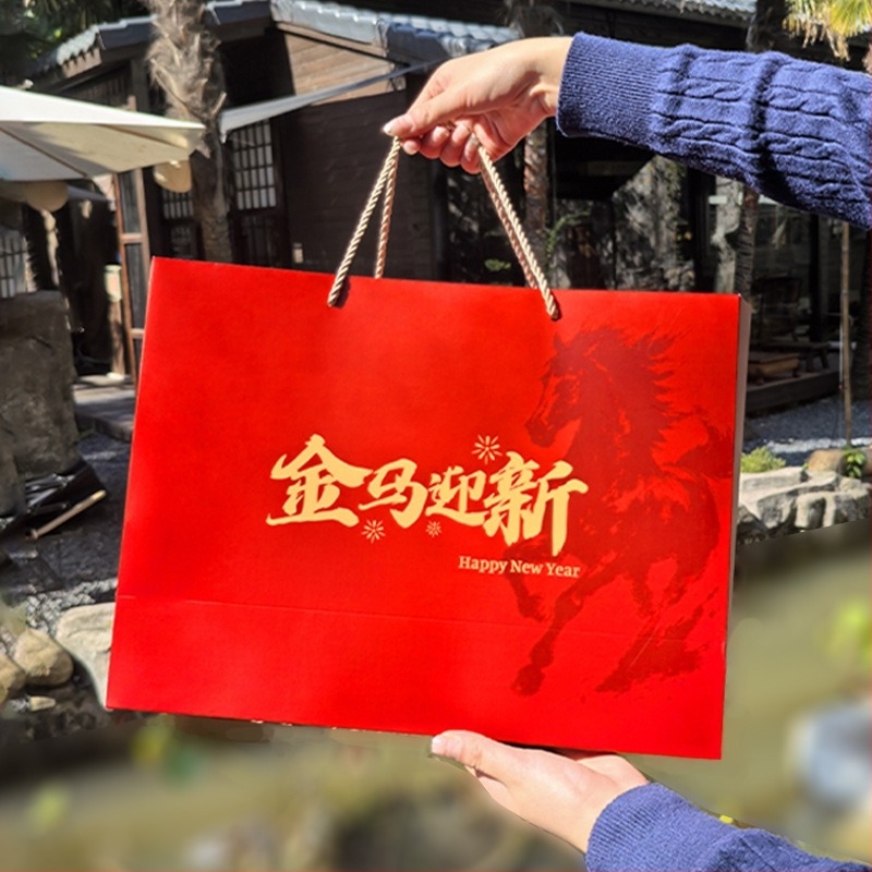 Set cadou în cutie cu termos și eșarfă | Stil festiv chinezesc, Anul Calului | Material: hârtie acoperită + carton gri; Brand: Keyan; Confecționare: imprimare + ștampilare cu fier cald; Tip cutie: Cutie cadou norocoasă; Include geantă de întâmpinare cu des