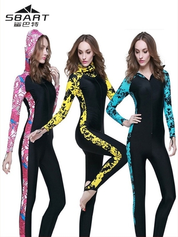 Sbart costum de baie întreg cu glugă pentru protecție solară și protecție împotriva meduzelor - mâneci lungi, picioare lungi, uscare rapidă, material 82% nylon / 18% spandex, imprimeu floral, unisex adulți