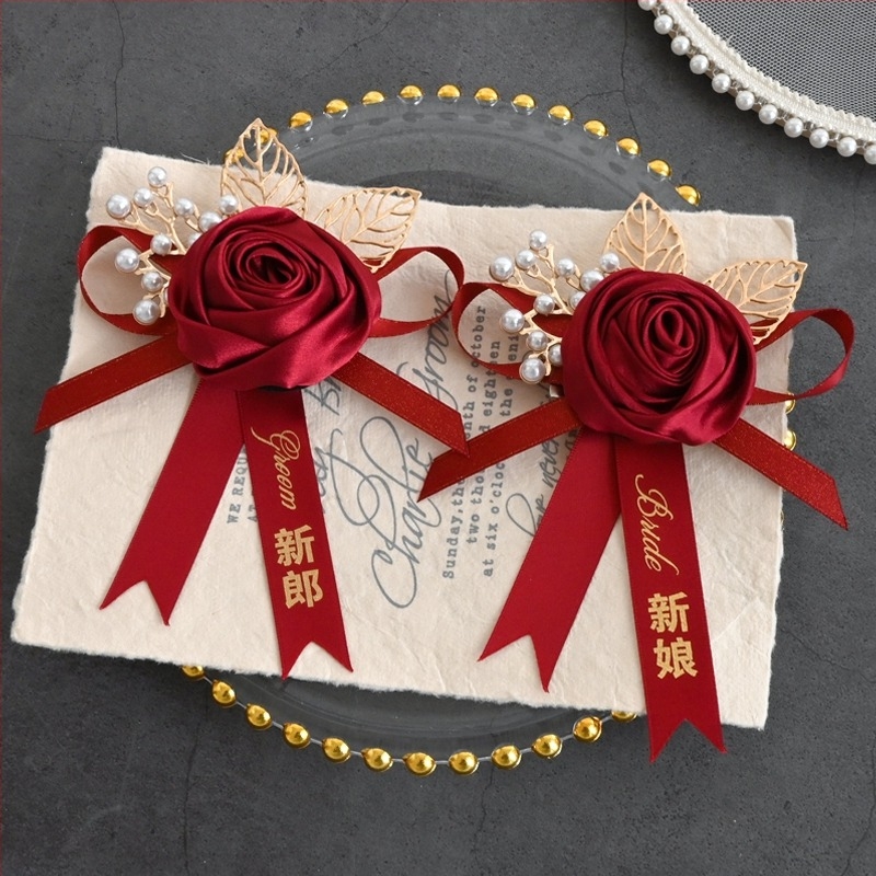 Set boutonnière stil Chinezesc pentru nuntă — flori de mătase pentru mire, mireasă, naș, domnișoarele de onoare și familie