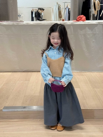 Set denim pentru fete în stil coreean: Top cu bretele + cămașă de denim, guler pătrat, mâneci lungi, culoare solidă, toamnă 2025, destinat copiilor de 3–8 ani.