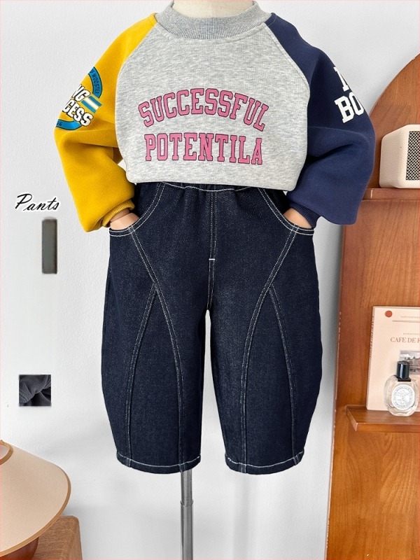 Jeans unisex pentru copii (Iarna 2025; 72% bumbac/26% poliester/2% elastan; țesătură tratată moale; talie medie cu bandă elastică)