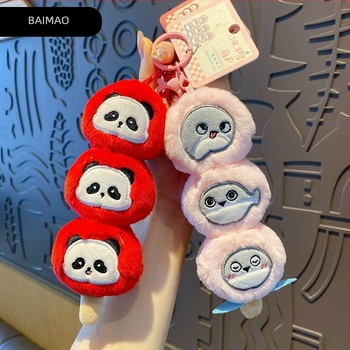 Breloac Panda din pluș – design original, stil desene animate; Material: pluș; Funcții: pentru genți, breloc, pandantiv; Ambalare: ambalaj separat; Cadou potrivit