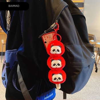 Breloac Panda din pluș – design original, stil desene animate; Material: pluș; Funcții: pentru genți, breloc, pandantiv; Ambalare: ambalaj separat; Cadou potrivit