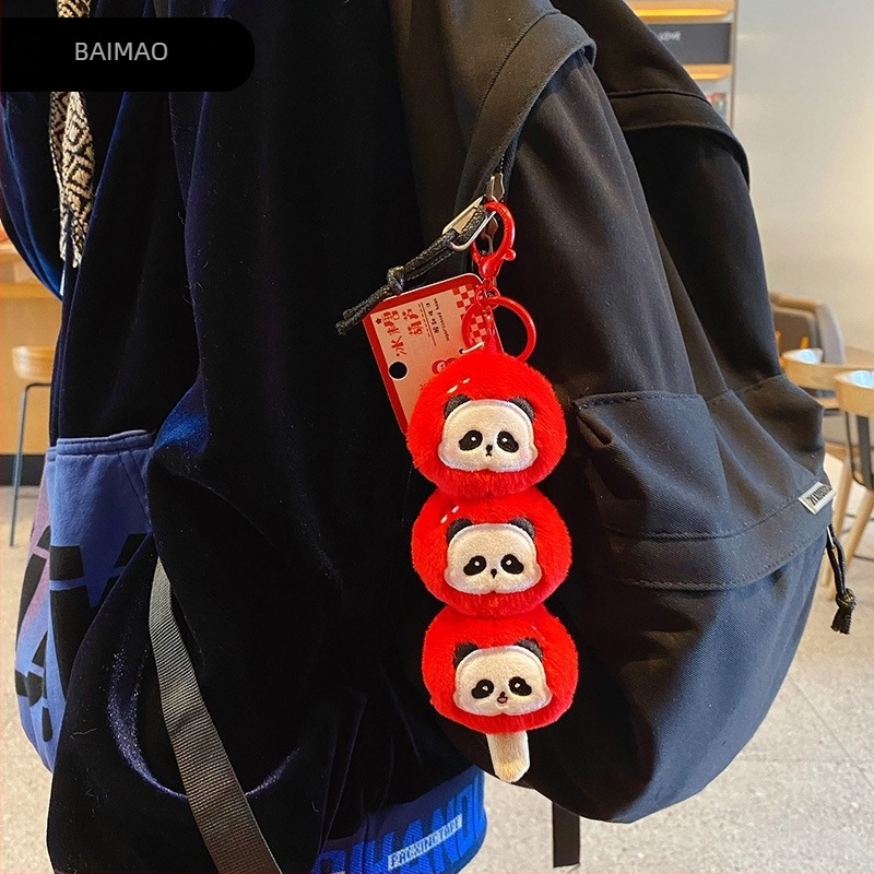 Breloac Panda din pluș – design original, stil desene animate; Material: pluș; Funcții: pentru genți, breloc, pandantiv; Ambalare: ambalaj separat; Cadou potrivit