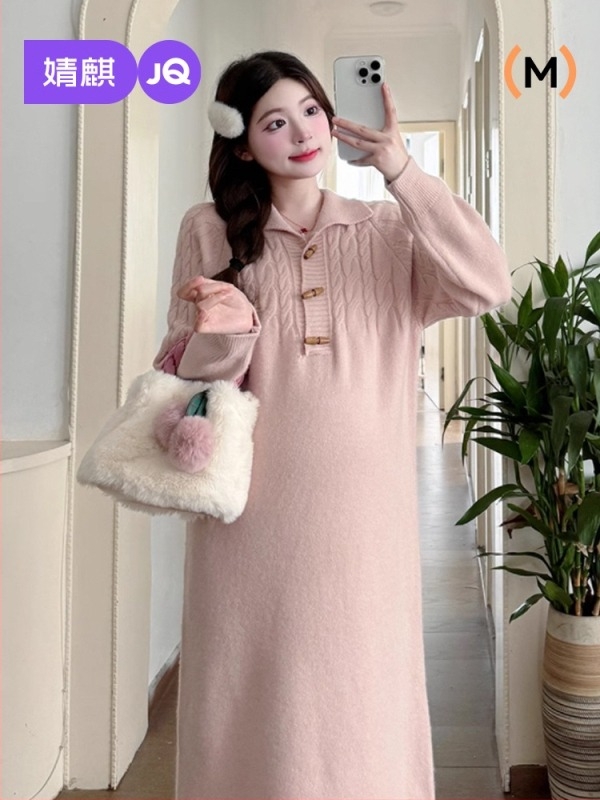 Rochie de maternitate tricotată, cu fustă tip felinar, mâneci lungi, guler rever; toamnă-iarnă 2025; poliester 50–70% în amestec cu acrilic sub 30%