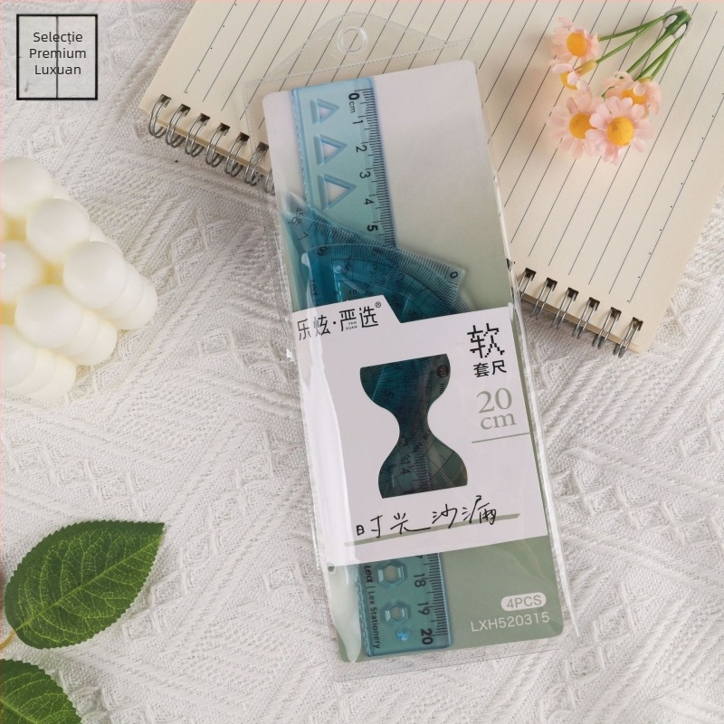 Set din patru rigle din plastic pentru desen, cu riglă triunghiulară și protractor; greutate netă 60 g