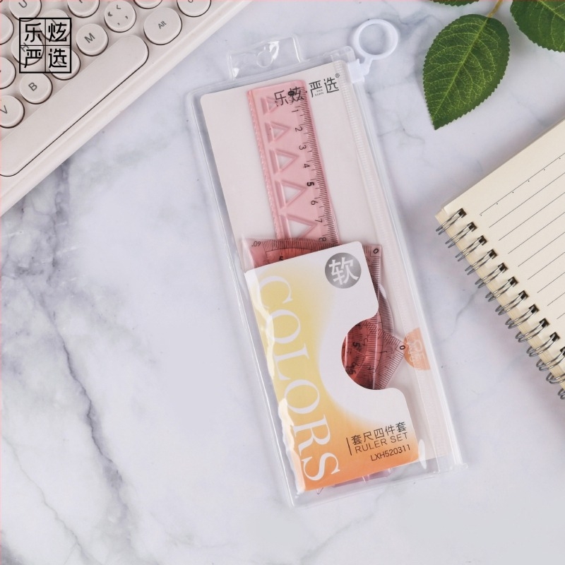 Set din patru rigle din plastic pentru desen, cu riglă triunghiulară și protractor; greutate netă 60 g