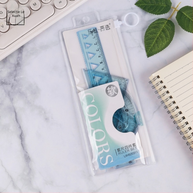 Set din patru rigle din plastic pentru desen, cu riglă triunghiulară și protractor; greutate netă 60 g