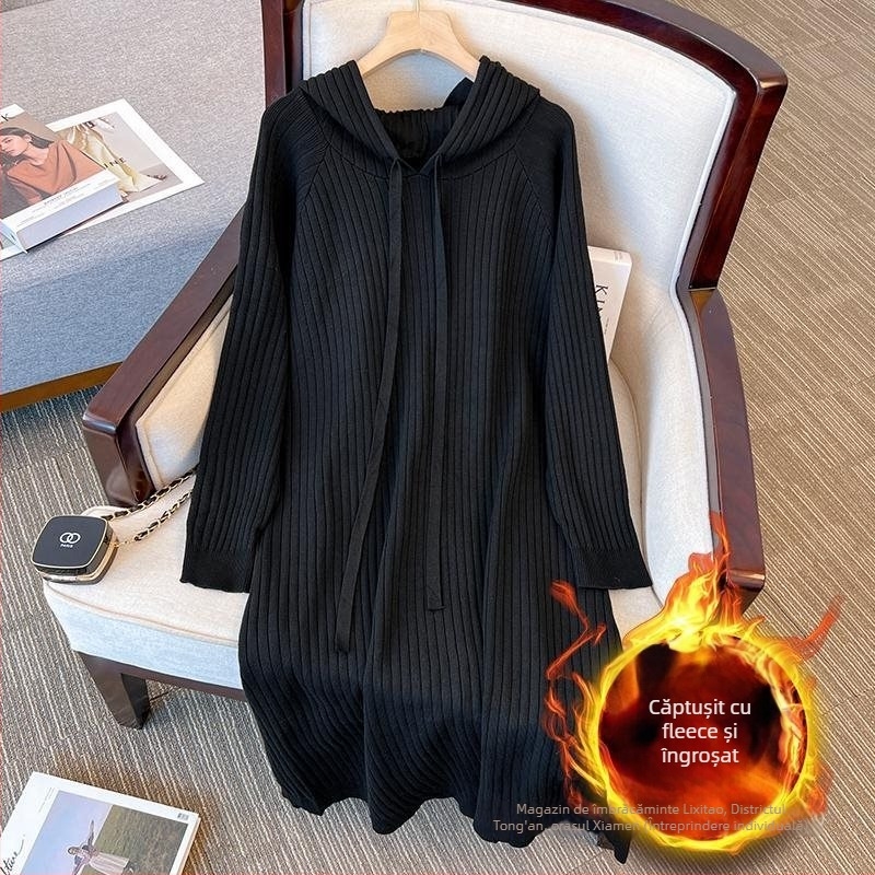 Rochie lungă cu glugă din rayon, croială dreaptă, model dungat/monocrom, lansare primăvara 2025.