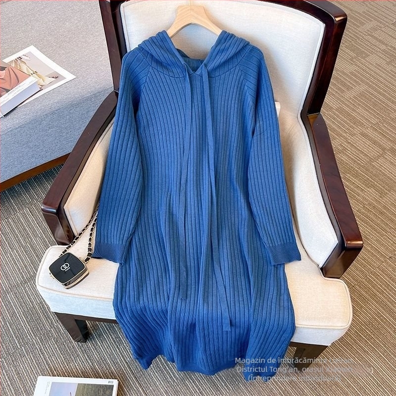 Rochie lungă cu glugă din rayon, croială dreaptă, model dungat/monocrom, lansare primăvara 2025.