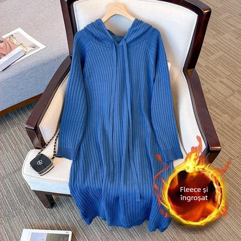 Rochie lungă cu glugă din rayon, croială dreaptă, model dungat/monocrom, lansare primăvara 2025.