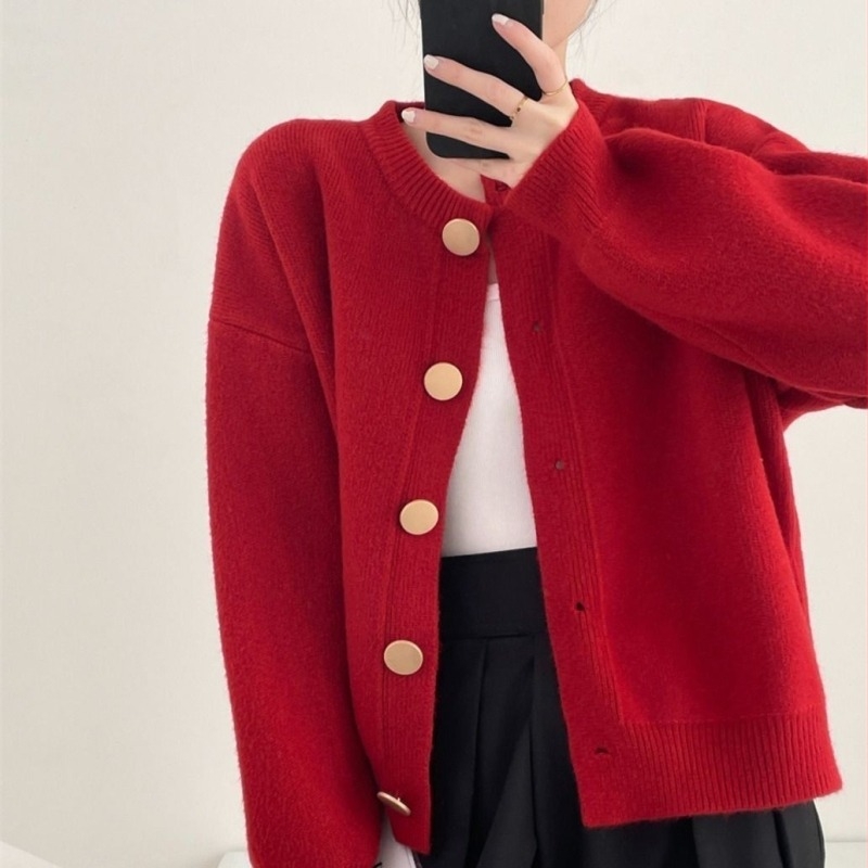 Cardigan lejer pentru primăvară-toamnă, guler în V, mâneci lungi, închidere pe un rând cu nasturi, țesătură poliesterică