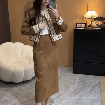 Set de două piese pentru femei: sacou cu dantelă și detalii patchwork și fustă midi, material rayon