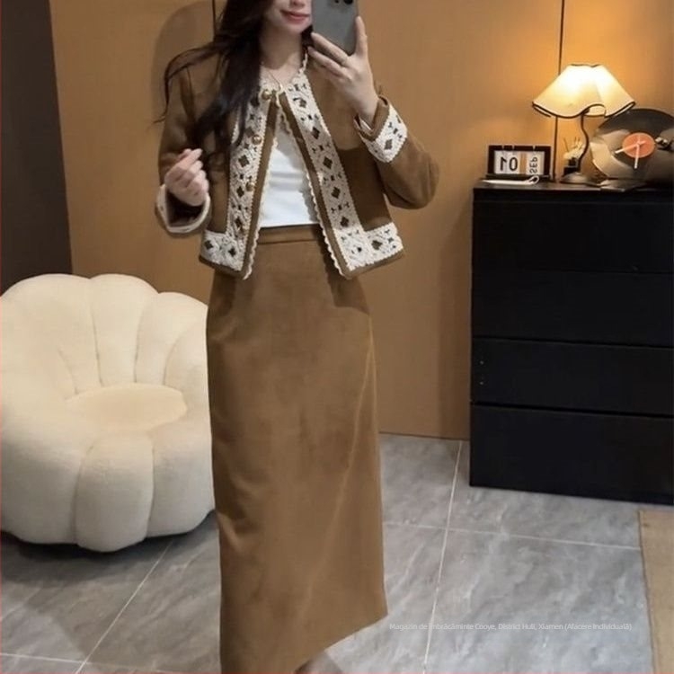 Set de două piese pentru femei: sacou cu dantelă și detalii patchwork și fustă midi, material rayon